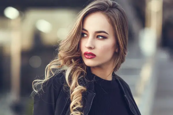Blondynka w czerwonej szmince. Jaki kolor szminki dla blondynek? Intensywna czerwień podkreśla jej urodę.